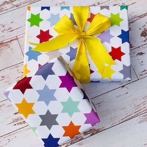 Cadeauverpakking met veelkleurige ster • Dikke inpakvellen van 20 x 29 inch met zespuntig sterpatroon • Kleurrijke cadeauverpakking van hoge kwaliteit voor elke gelegenheid