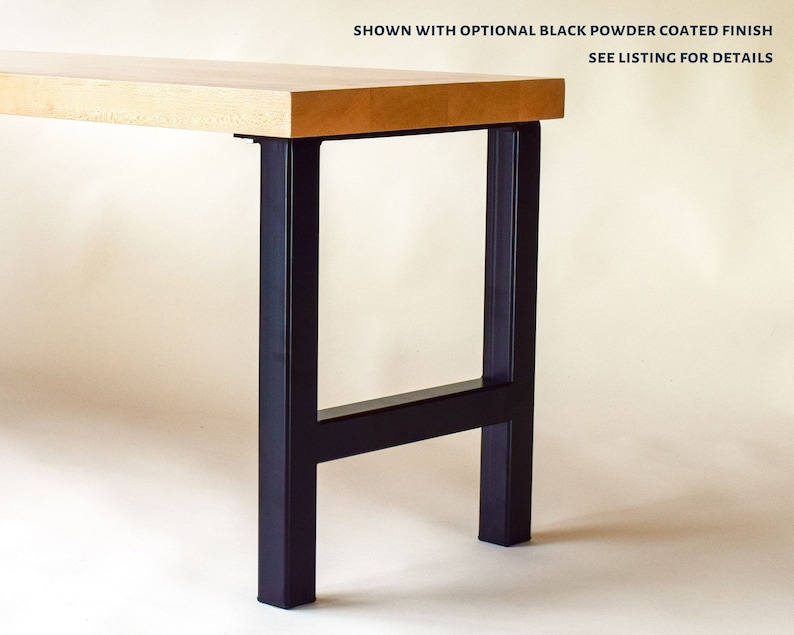 Pu&ograve; includere: Primo piano di una gamba da tavolo in metallo nero con rivestimento in polvere, di forma rettangolare. La gamba &egrave; fissata a un piano da tavolo in legno chiaro. "SHOWN WITH OPTIONAL BLACK POWDER COATED FINISH SEE LISTING FOR DETAILS" &egrave; scritto sullo sfondo.