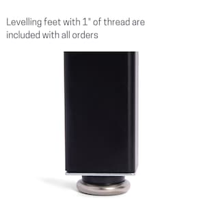 Pu&ograve; includere: Gambe da tavolo in metallo nero con un piedino di livellamento regolabile argentato. Il piedino ha una vite filettata da 2,5 cm.