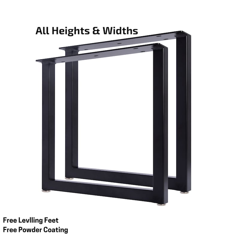 Może przedstawiać: Dwa czarne metalowe nogi stołu z regulowanymi stopkami. Nogi są kwadratowe i mają prosty design.  "All Heights & Widths" i "Free Levelling Feet" i "Free Powder Coating" są napisane białym kolorem na czarnym tle.