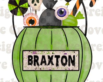 Op de afbeelding: Een groene, pompoenvormige Halloween-trick-or-treat-emmer met een zwart-wit gestreepte ballon, snoepstokken, lolly's en een spin er bovenop. De emmer heeft een naamsticker met de tekst "BRAXTON".