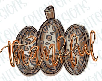 Puede incluir: Una calabaza de color marrón, naranja y negro con estampado de leopardo con la palabra "thankful" escrita en letra cursiva.
