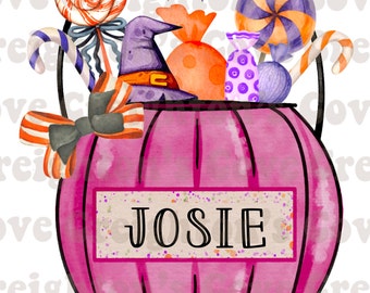 Op de afbeelding: Een roze pompoenvormige Halloween-snoepzak met een zwarte strik en een heksenhoed. De zak is gevuld met snoep, waaronder lollies, snoepstokken en verpakt snoep. De zak heeft een label met de tekst "JOSIE".