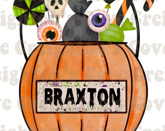 Op de afbeelding: Een oranje, pompoenvormige Halloween-trick-or-treat-emmer met een zwarte handgreep en een wit label met de tekst "BRAXTON". De emmer is gevuld met snoep, waaronder lollies, candy corn en een zak snoep. Er is ook een zwarte spin, een schedellollie en een zwarte ballon.