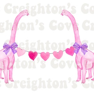 K&ouml;nnte beinhalten: Zwei rosa Dinosaurier mit lila Schleifen halten eine Girlande aus rosa Herzen. Die Dinosaurier schauen sich an und die Herzen sind zwischen ihnen aufgeh&auml;ngt.