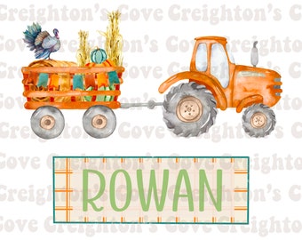 Puede incluir: Una ilustración de acuarela de un tractor tirando de un vagón lleno de calabazas, pacas de heno y un pavo. El vagón está decorado con banderas de temática otoñal. El tractor es naranja y el vagón es marrón. El texto "ROWAN" está escrito en una pancarta a cuadros debajo del tractor y el vagón.
