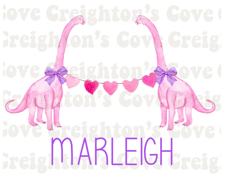 K&ouml;nnte beinhalten: Zwei rosa Dinosaurier mit lila Schleifen halten eine Girlande aus rosa Herzen mit wei&szlig;en Punkten. Der Text "MARLEIGH" ist in lila unter den Dinosauriern geschrieben.