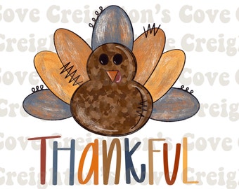 Puede incluir: Una ilustración de Acción de Gracias de un pavo marrón con un diseño de patchwork. El pavo tiene un pico rojo y ojos negros. El pavo está rodeado de plumas naranjas, azules y marrones. La palabra "THANKFUL" está escrita en letras grandes y coloridas debajo del pavo.