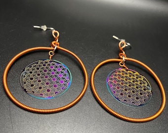Pendientes de aro envueltos en alambre de cobre con flor de la vida holográfica