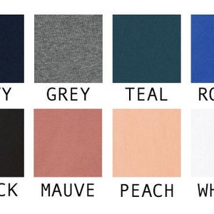 Peut inclure: Une palette de couleurs pr&eacute;sentant huit &eacute;chantillons de tissu de diff&eacute;rentes nuances. Les couleurs comprennent le bleu marine, le gris, le sarcelle, le bleu roi, le noir, le mauve, le p&ecirc;che et le blanc. Chaque &eacute;chantillon est &eacute;tiquet&eacute; avec son nom de couleur.