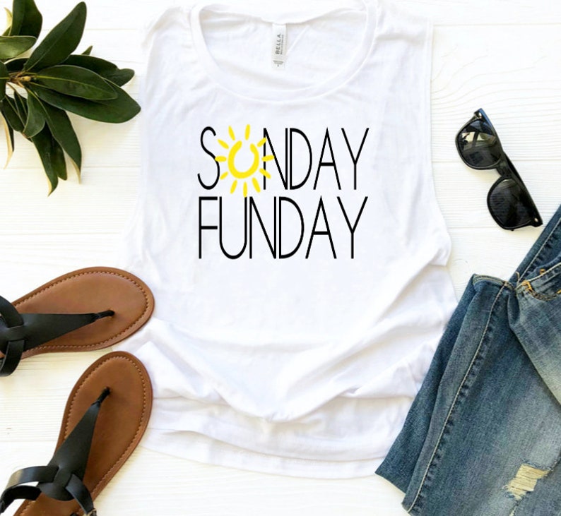 Peut inclure: D&eacute;bardeur blanc avec les mots "SUNDAY FUNDAY" en lettres noires et un soleil jaune. Le haut est sans manches et a une coupe d&eacute;contract&eacute;e. Des lunettes de soleil noires et un jean bleu sont &agrave; c&ocirc;t&eacute; du haut. Des sandales marron sont en bas.