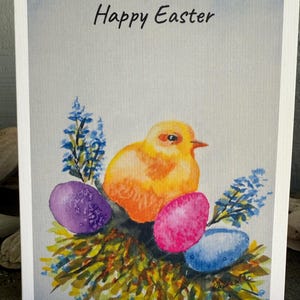 Tarjeta de felicitación de Pascua. Pollito y huevos de colores, pintados a mano e impresos en papel de lino. En el interior: «El gran regalo de la Pascua es la esperanza».