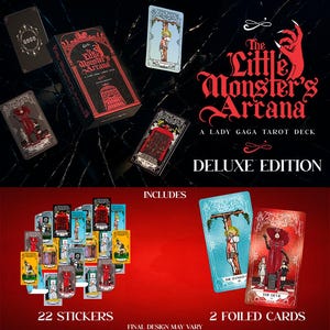 Könnte beinhalten: The Little Monster's Arcana Deluxe Edition Tarot-Deck. Die schwarze Box hat rote Akzente und den Text "The Little Monster's Arcana". Enthält 22 Aufkleber und 2 Folienkarten. Die Karten zeigen Illustrationen von The Devil und The Hanged Man.