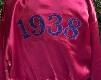 Chaqueta bomber bordada de satén de 1938 / Viral en TikTok / Camisetas para mamás / Regalos para ella / Jack and Jill / Propiedad de personas negras / AKA