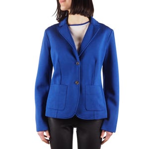 Puede incluir: Una chaqueta azul real con dos botones de cierre y dos bolsillos delanteros.