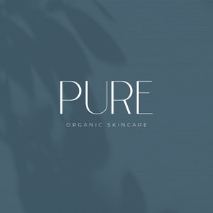 Op de afbeelding: Een wit tekstlogo op een blauwe achtergrond met de tekst "PURE ORGANIC SKINCARE".