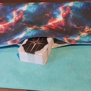Tapis de Tirage Nomade pour Tarot, Oracles ou Cartes avec Poche Secrète - Élégance et Discrétion au Service de Votre Pratique.