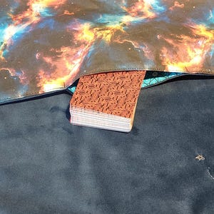 Tapete portátil para lectura de tarot, oráculo o cartas con bolsillo secreto: elegancia y discreción para tu práctica.