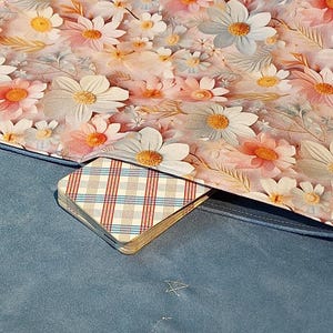 Tapis de Tirage Nomade pour Tarot, Oracles ou Cartes avec Poche Secrète - Élégance et Discrétion au Service de Votre Pratique.