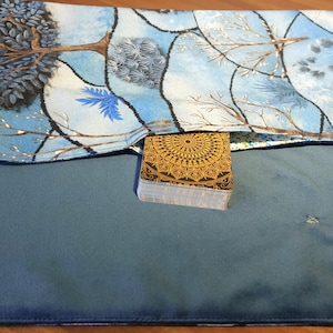Tapete portátil para lectura de tarot, oráculo o cartas con bolsillo secreto: elegancia y discreción para tu práctica.
