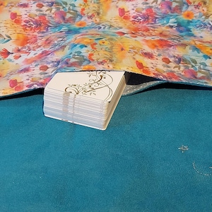 Tapis de Tirage Nomade pour Tarot, Oracles ou Cartes avec Poche Secrète - Élégance et Discrétion au Service de Votre Pratique.