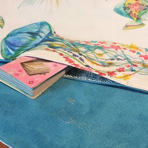 Tapis de Tirage Nomade pour Tarot, Oracles ou Cartes avec Poche Secrète - Élégance et Discrétion au Service de Votre Pratique.