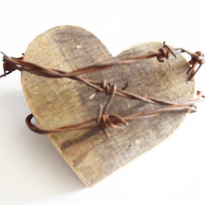 coeur en bois, coeur barbelé en bois, cadeau Saint Valentin, cadeau pour elle, 5e anniversaire de mariage, cadeau coeur, coeur en bois pour elle