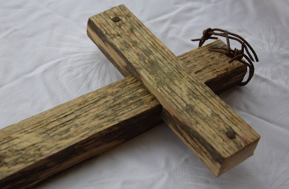 Prachtig rustiek houten kruis op een grasheuvel · Creative Fabrica