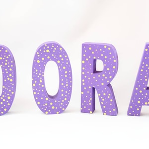 Cartas de guardería, cartas de madera de pie libre, decoración de la guardería, regalo personalizado del bebé, regalo para los niños, letras independientes del nombre de madera