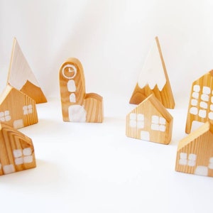 木製の村、木製の家、木製の山、木製のおもちゃ、木製のウォルドルフ玩具、オープンエンドのおもちゃセット、ごっこ遊び、想像力豊かな遊びセット