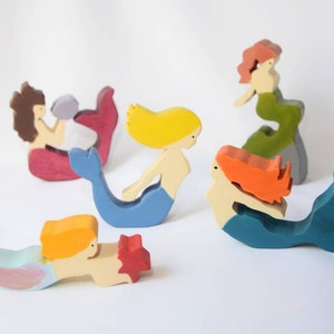 Juego de juguetes de madera de sirena, sirenas de madera, juguete de madera de sirena en la roca, juego de juguetes de madera de sirena Waldorf Inspred, juguete inclusivo de final abierto