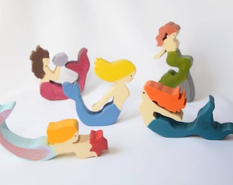 Conjunto de juguetes de madera de sirena, sirenas de madera, juguete de madera de sirena en la roca, conjunto de juguetes de madera de sirena inspirados en la waldorf, juguete inclusivo de final abierto