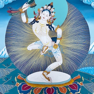 Puede incluir: Una pintura vibrante de una figura danzante con piel clara, adornada con intrincadas joyas y un tocado. La figura se encuentra sobre un fondo de líneas radiantes azules y doradas, con montañas y nubes en el fondo. La obra de arte es una representación de un tema espiritual o religioso.