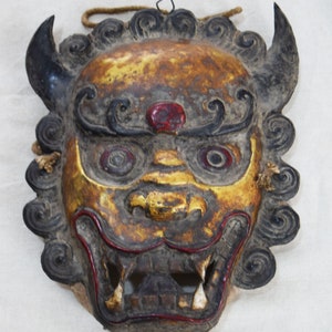 Máscara Butanesa Metal Repousse Singhi (Leão)