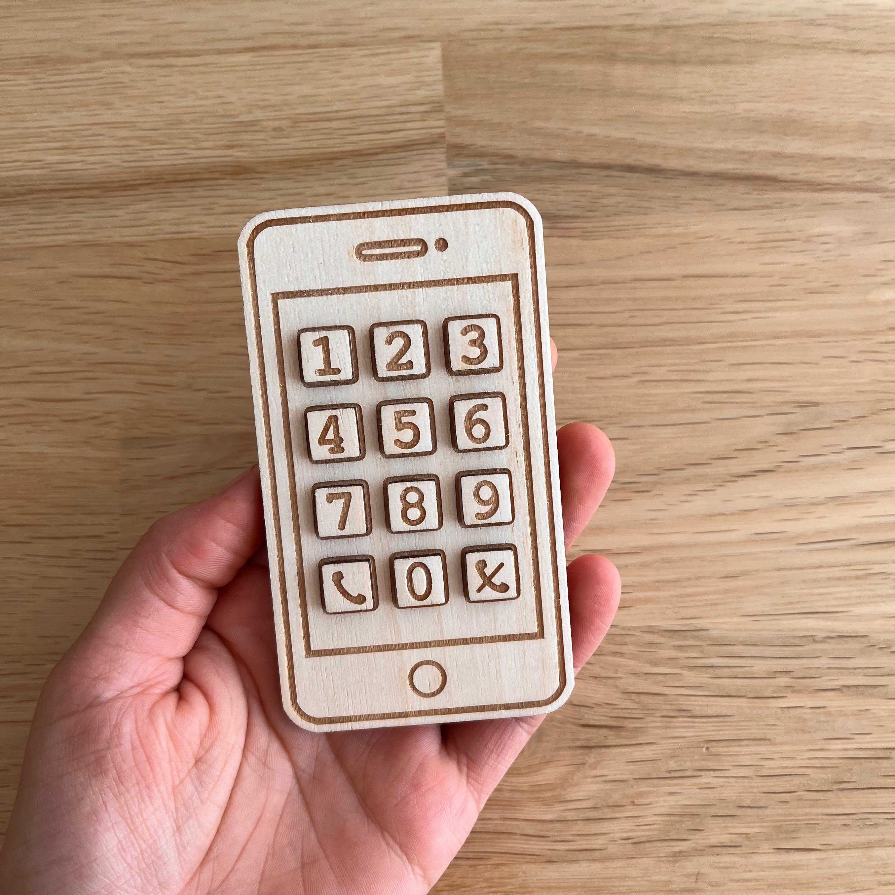 Téléphone portable en bois personnalisable pour enfants à partir de 3 ans.