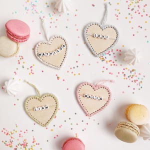 Corazón de madera personalizado con bordado, idea de manualidad infantil