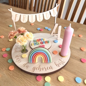 Personalisierter Geburtstagsteller bunt mit Vase und Kerze, Kerzenplatte, Geburtstagsbrettchen, Geburtstagstafel, Geburtstagskranz Bild 1