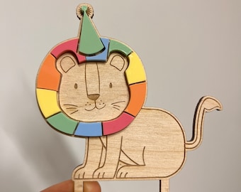 Motif plug colorful lion for personalized birthday plate with vase and candle, candle plate, birthday wreath, table decoration