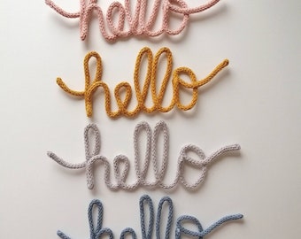 Textiler personalisierter Schriftzug aus Draht und Wolle, hello, Strickwort, Wanddeko, Namensschild Kinderzimmer, Türschild Baby, Drahtwort