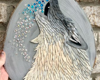 Lobo en un trozo de árbol