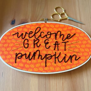 Welcome Great Pumpkin, Embroidery Hoop Art, Charlie Brown Halloween, Halloween Sign, Halloween Decor, Fall Decor, Pumpkin Decor, Fall Sign