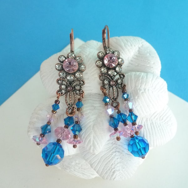 Boucles d'oreille rétro fleuries, métal, verre et cristal swarovski, coloris rose, bleu capri, transparent et cuivré.