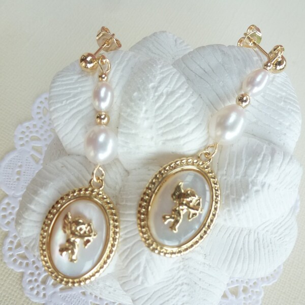 Romantic "The Angel" earrings, 14K gold-plated metal, shell and freshwater cultured pearls, white and gold colors.