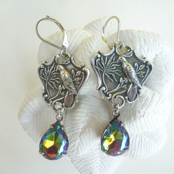 Boucles d'oreille rétro Art Nouveau "Scène asiatique", métal et cristal swarovski, coloris argenté et multicolore.