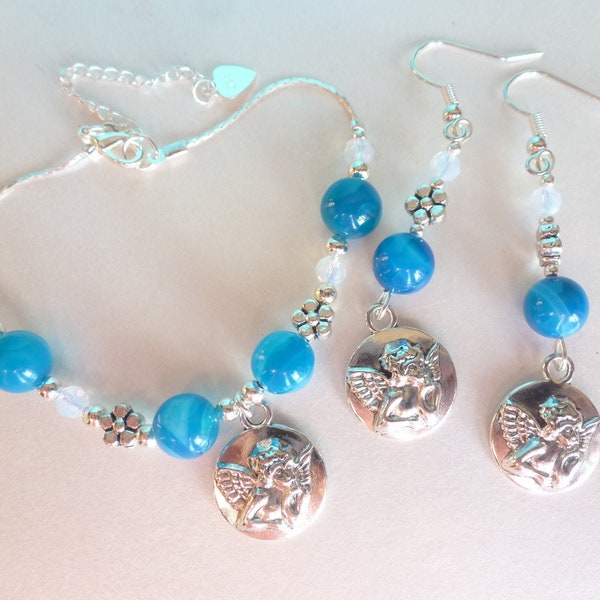 Parure bracelet et boucles d'oreille " L'ange", métal, pierre naturelle et verre, colris argenté, bleu et blanc opale.