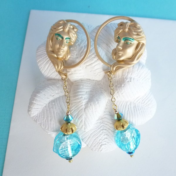 Boucles d'oreille rétro "Femme", métal, verre et cristal swarovski, coloris doré, bleu turquoise et bleu clair transparent.