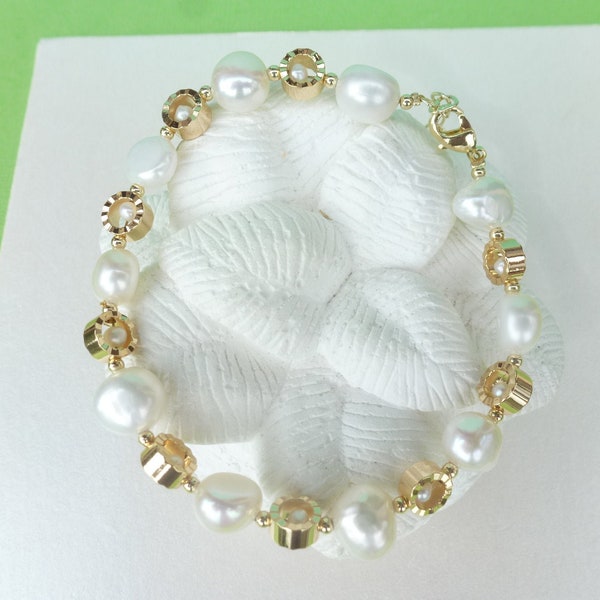 Bracelet romantique, perles de culture d'eau douce et métal plaqué or 14K, coloris blanc nacré et doré.