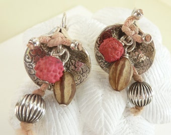 French TARATATA earrings, vintage 90, metal, seed and cotton, silver, brown/beige and pink/red colors.