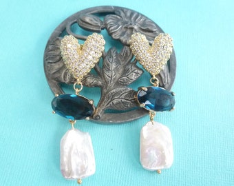 Boucles d'oreille "Les scintillantes", métal, verre, zircons et perles de culture d'eau douce, coloris blanc, bleu, doré et transparent.