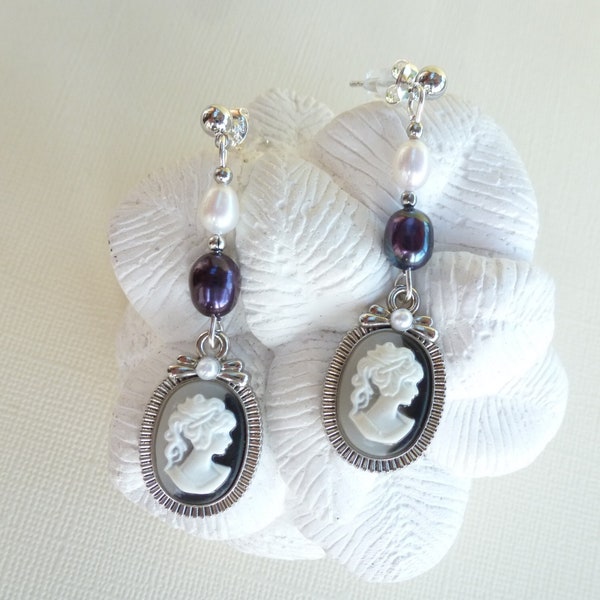 Boucles d'oreille rétro "Camée femme", métal, résine et perles de culture d'eau douce, coloris blanc, argenté, noir, gris et violet foncé.